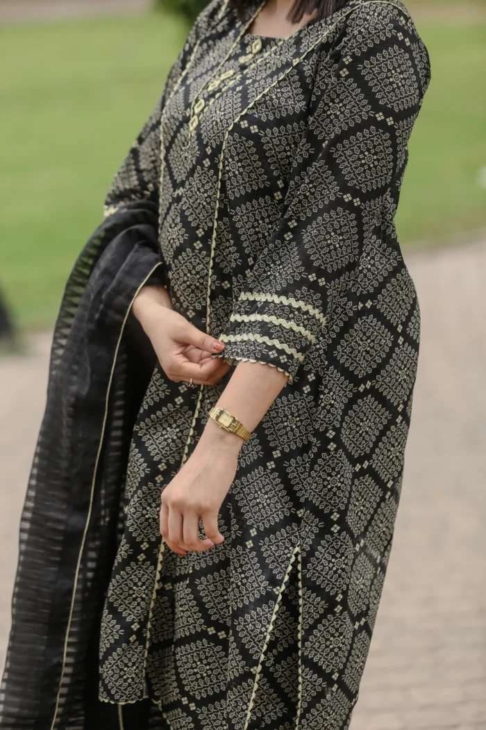 2pc lawn suit-Printed (Stitched) - Image 5